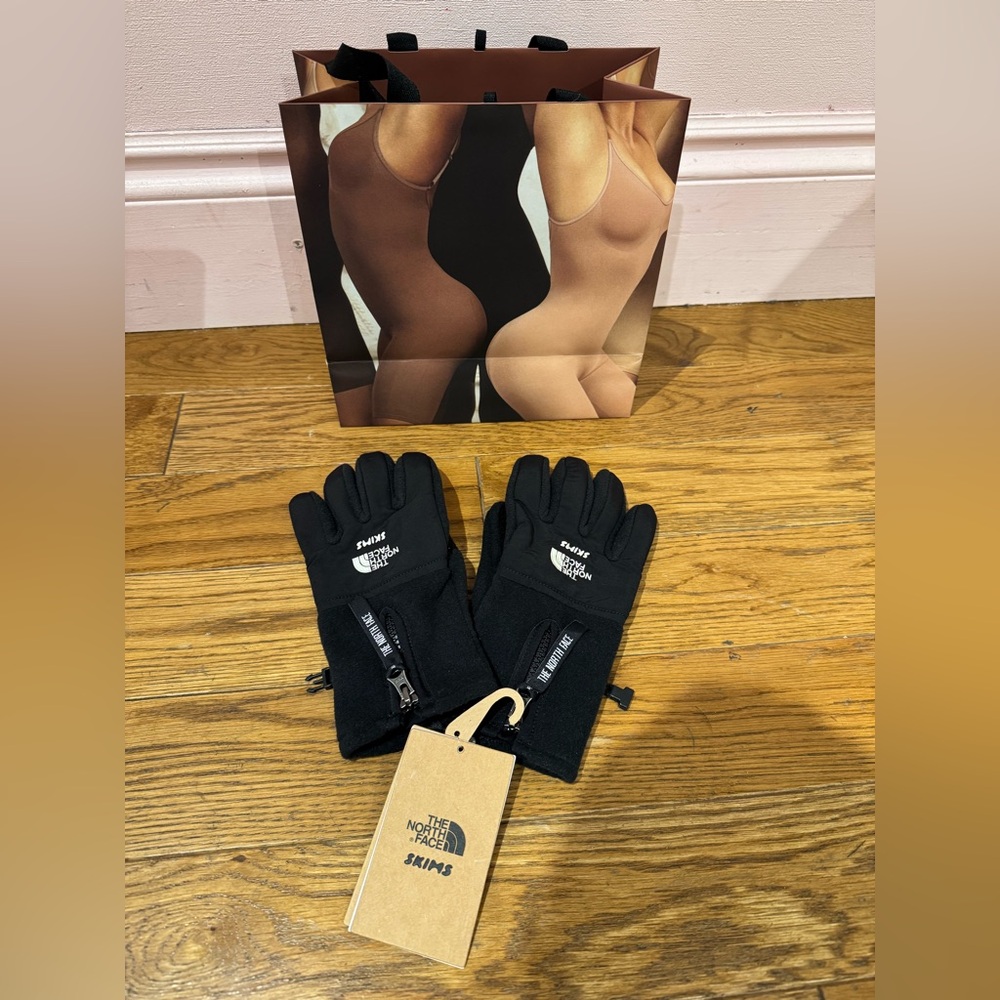 NWT Skims North Face gloves